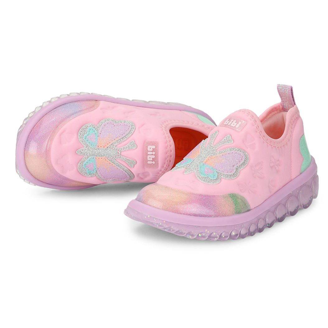Tênis infantil rosa com estampa de borboletas e sola com bolhas em outro ângulo